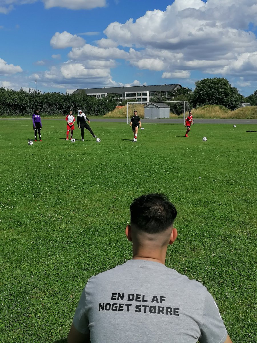 Clauswarming's tweet photo. #Get2fodboldskole i #Kolding. Fantastiske oplevelser og humør, glade børn, dygtige trænere, frivillige, sol - og politikere, der bakker op 👍⚽️ Stort Tak for støtten @RabjergMadsen MF og byrådsmedlemmer Yrsa Mastrup @YMastrup Hans Holmer @hansholmer Mette Løwe Voss https://t.co/a7zrItvb11