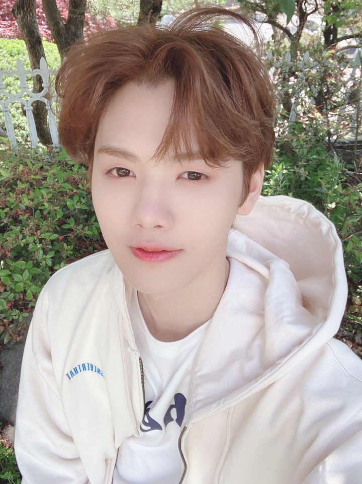 CRAVITY_twt's tweet photo. 러비티가 보고싶은 눈부신 날
#민희 #러비티 https://t.co/5Vwfq5TFcT