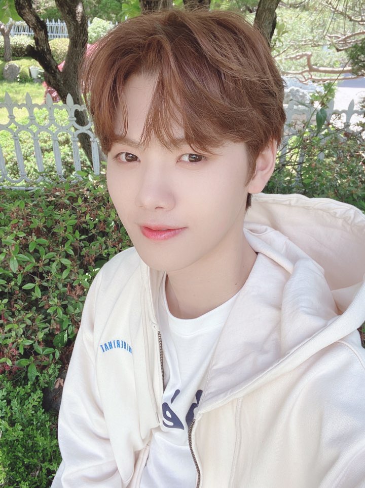 CRAVITY_twt's tweet photo. 러비티가 보고싶은 눈부신 날
#민희 #러비티 https://t.co/5Vwfq5TFcT