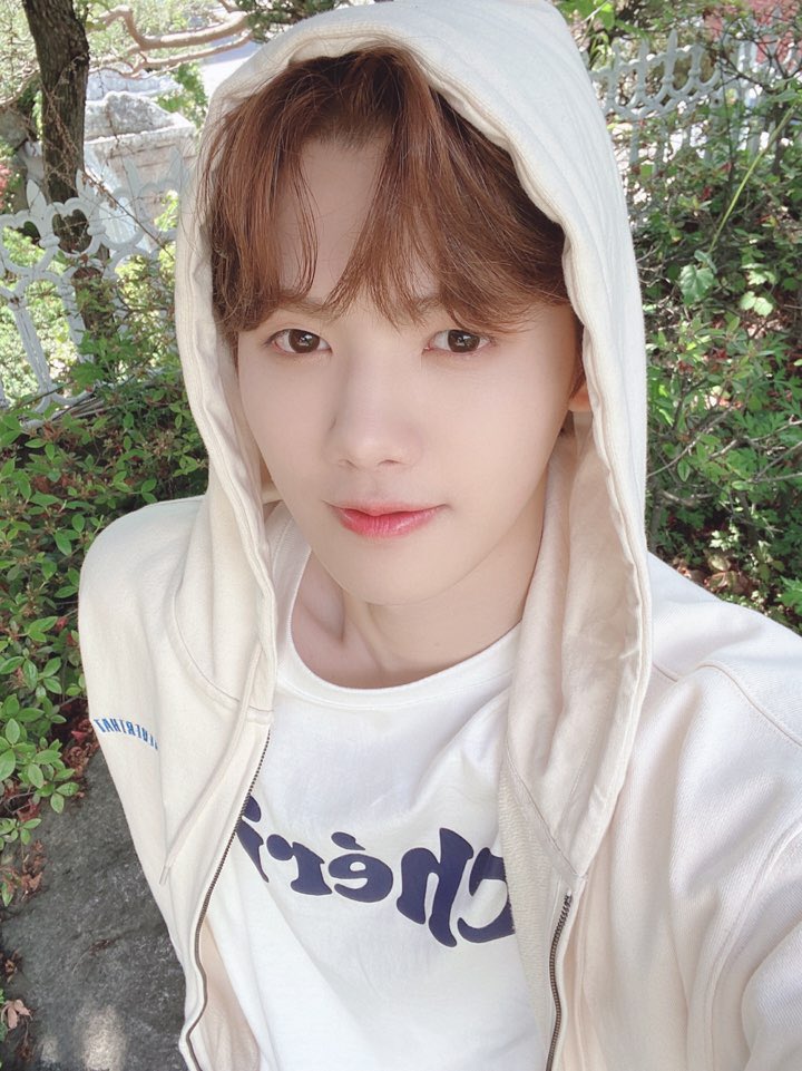 CRAVITY_twt's tweet photo. 러비티가 보고싶은 눈부신 날
#민희 #러비티 https://t.co/5Vwfq5TFcT