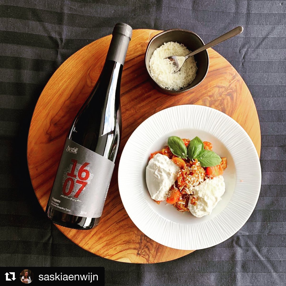 dewijnhertog's tweet photo. #watetenwevandaag.. Tomatenrisotto met burrata en we drinker er een heerlijke #frappato van Avide uit #sicilie. Hier vind je het makkelijke recept om het zelf te maken 👉🏼 https://t.co/tbnrALf7ZL #wijnwebshop #rhoon #poortugaal #rotterdam #wijn #rodewijn https://t.co/WW8rsuVPvN
