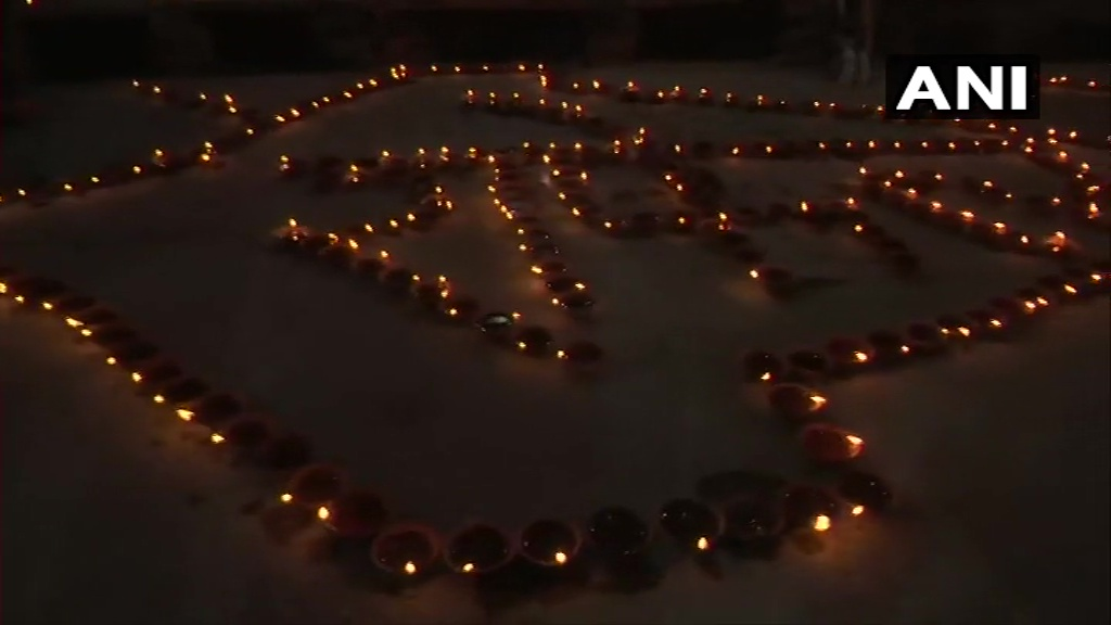 ANINewsUP's tweet photo. Ayodhya: People light earthern lamps in the district, as part of 'deepotsav', ahead of the foundation stone laying ceremony of #RamMandir in Ayodhya tomorrow. https://t.co/rPQstNn3we