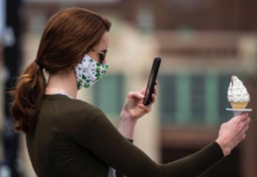 influencersitw's tweet image. Imagine trying to explain to a time traveler from the 90’s what is happening in this picture