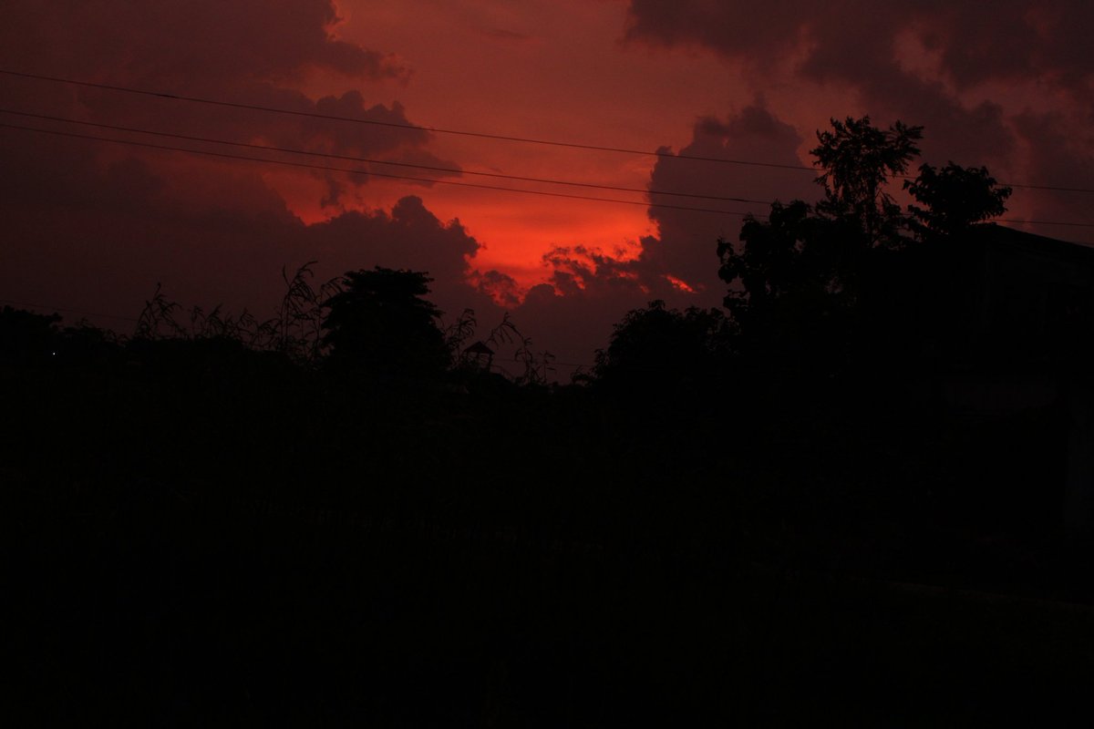 #photography #sunsetmovement #godhulisath निभ्दैगरेको घाम बिराटनगरमा ।
<a href="/officialgmnepal/">GMNEPAL</a>