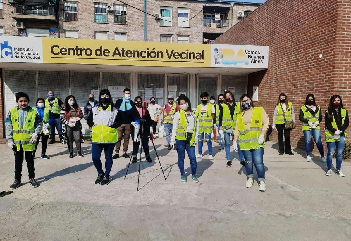 jpbarriosdelsur's tweet photo. Con l@s voluntari@s seguimos acompañando a l@s vecin@s del Barrio Padre Ricciardelli, a través de las Postas de Prevención y Difusión para concientizar sobre COVID 19 a la comunidad.

¡Gracias @MariaMigliore y @gabimraida por la visita de ayer y el apoyo!

#BuenosAiresPresente https://t.co/3HMQXrc5Tc