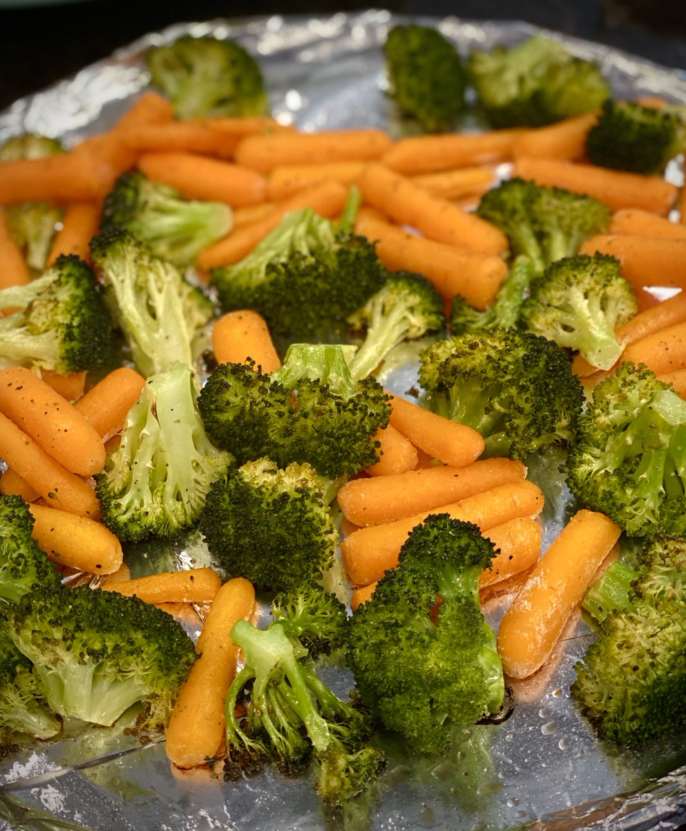 nitacy's tweet photo. Need an easy side dish for dinner tonight? Try some Roasted Broccoli and Carrots! Super simple to make! 🥦🥕 #creatingme #easyrecipes #recipe #recipes #roastedvegetables
https://t.co/RoixcSmgnM https://t.co/fXkUxxynoN