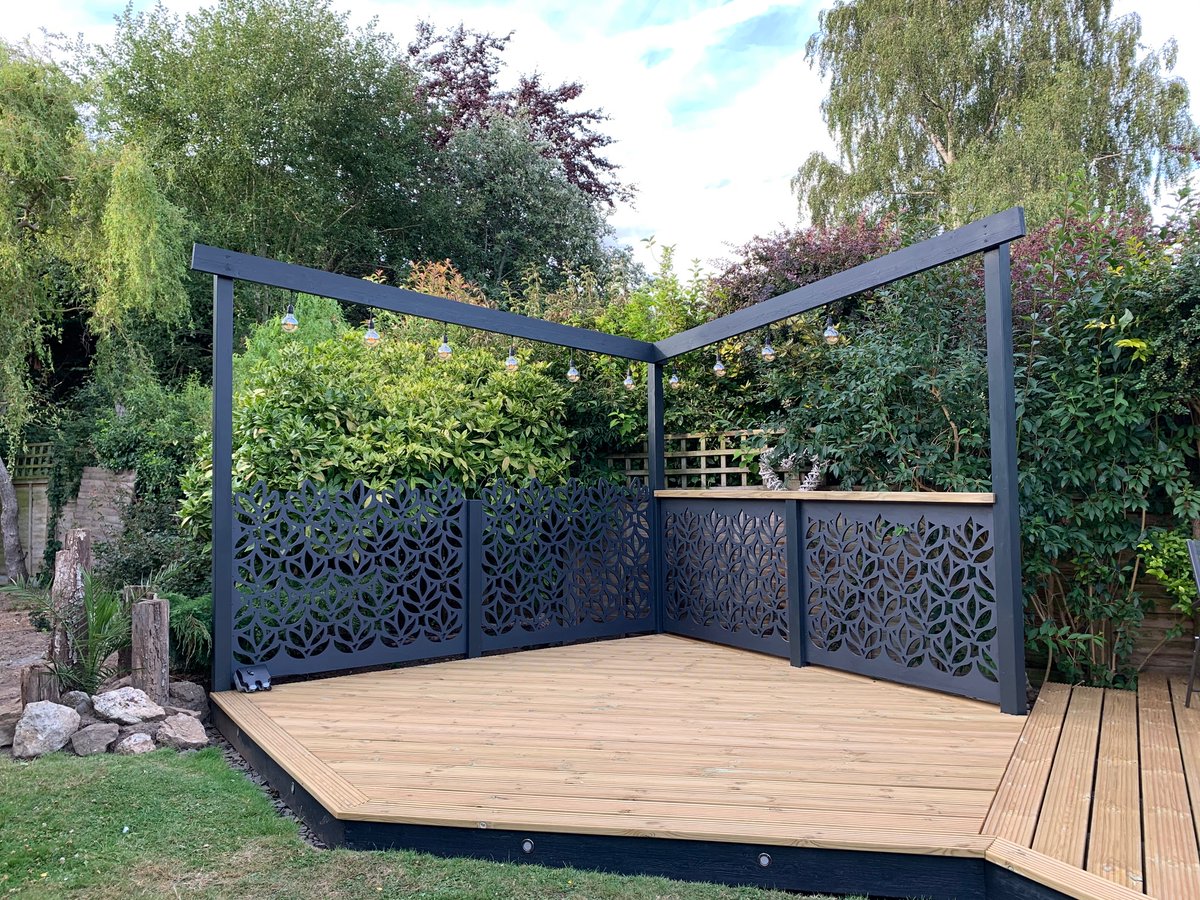lignaoutdoor's tweet photo. Look at these beautiful Ligna `Summer' design screens fitted around a new decking area. Made &amp; spray finished RAL 7016 grey as part of our bespoke design &amp; manufacture service. Need something special for your garden? - contact us with your project details! #gardenscreens #trellis https://t.co/ttPz7OtlbN