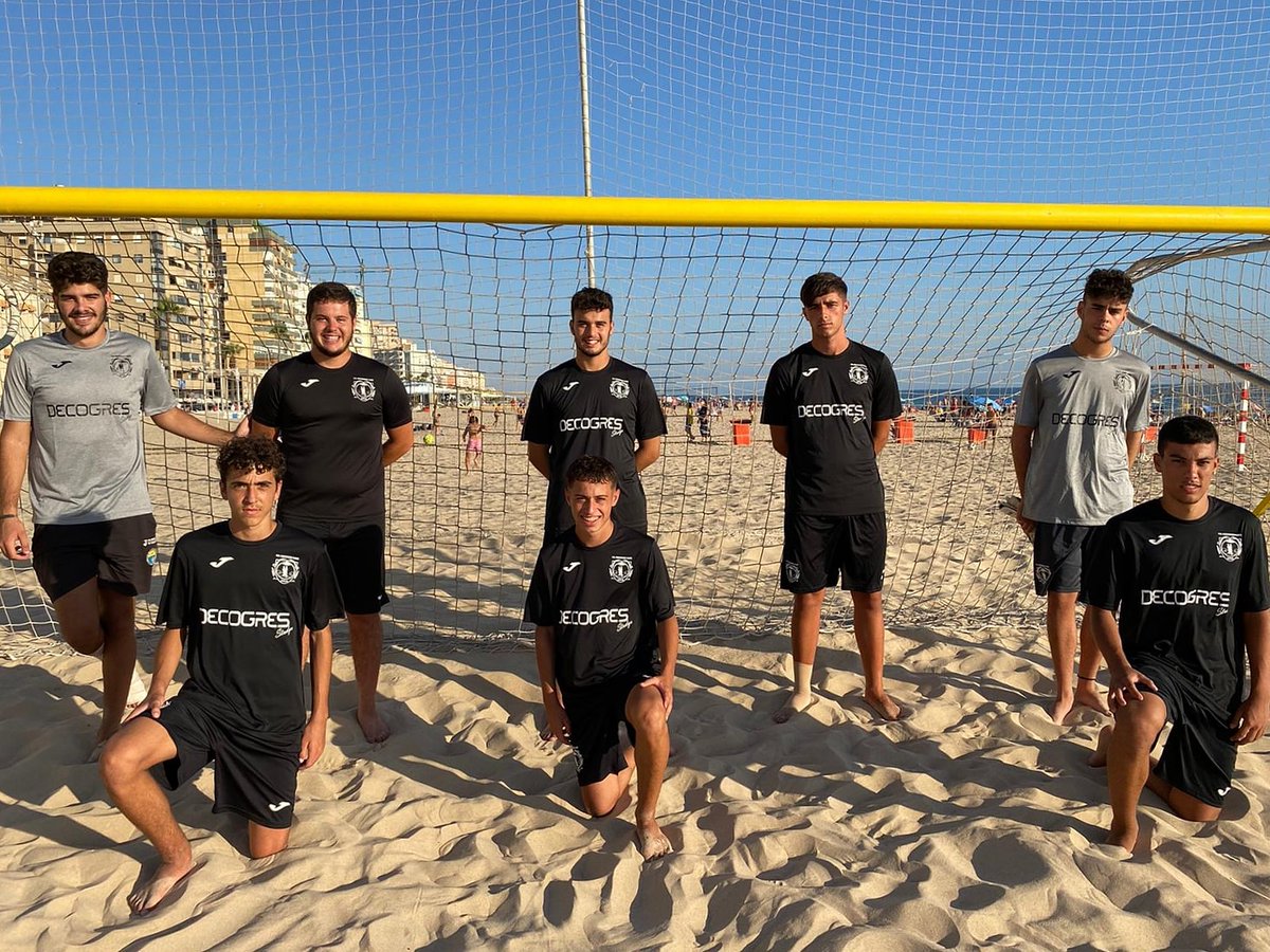 Hoy os presentamos a nuestros equipos Juvenil y Sénior C.D. Mentidero Decogres Fútbol Playa.

A falta de algunos jugadores en la foto oficial, estas modalidades están dirigidas por José María Menacho.

Equipos entrenados por nuestro entrenador Juanpe y su ayudante Lolo carrasco.