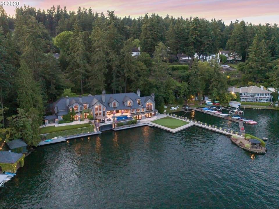 t_hogan01's tweet photo. If our boat doesn’t have a garage with water access we still have work to do. https://t.co/9ZAwxuvp6H