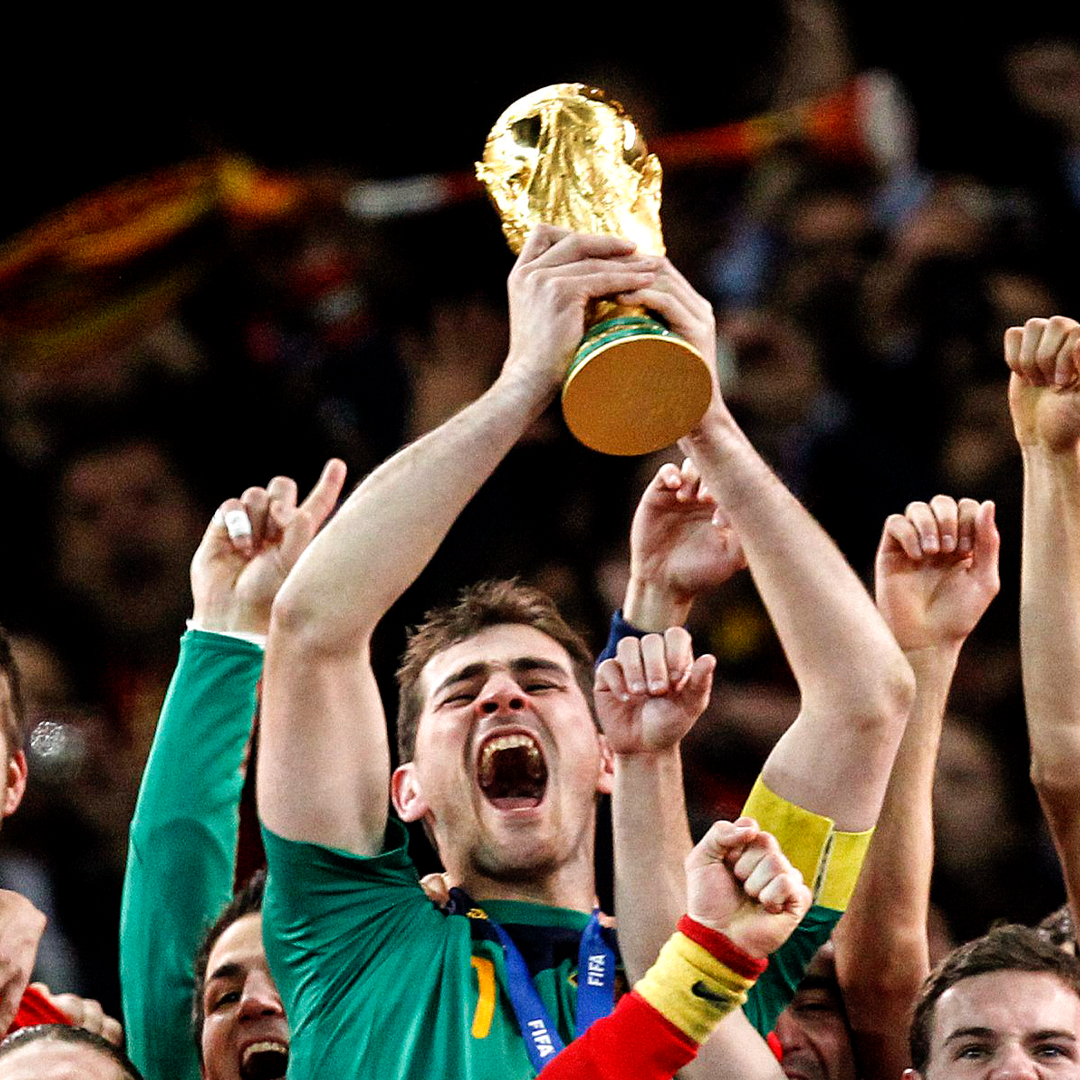 realmadrid's tweet photo. 🔝🇪🇸🌐 El mejor portero de la historia del @RealMadrid y del fútbol español.
🧤 @IkerCasillas 
#Grac1as | #HalaMadrid https://t.co/ZGxJF4s3Io