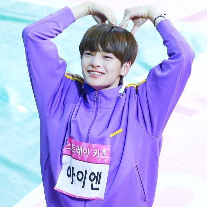 a short thread of jeongin smiling because he makes us smile 