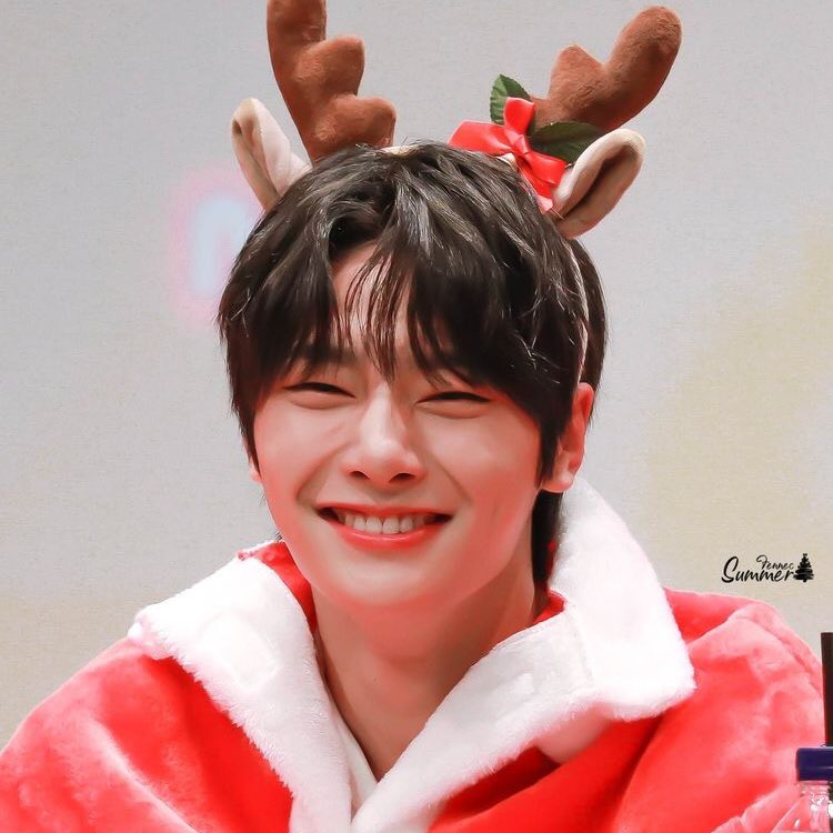 a short thread of jeongin smiling because he makes us smile 