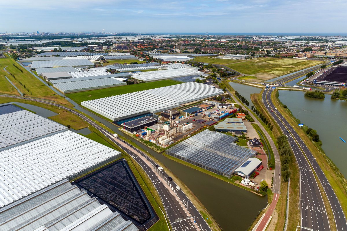 TriasWestland's tweet photo. Aardwarmteproject Trias Westland in Naaldwijk, nog beter in beeld van bovenaf. Bekijk het eens van een andere kant, aardwarmte niet vanuit de diepte maar juist vanuit de lucht.
#photooftheday #aardwarmte #dronebeeld #realisatie fotografie: Carel Kramer https://t.co/x92xY4Yj4K