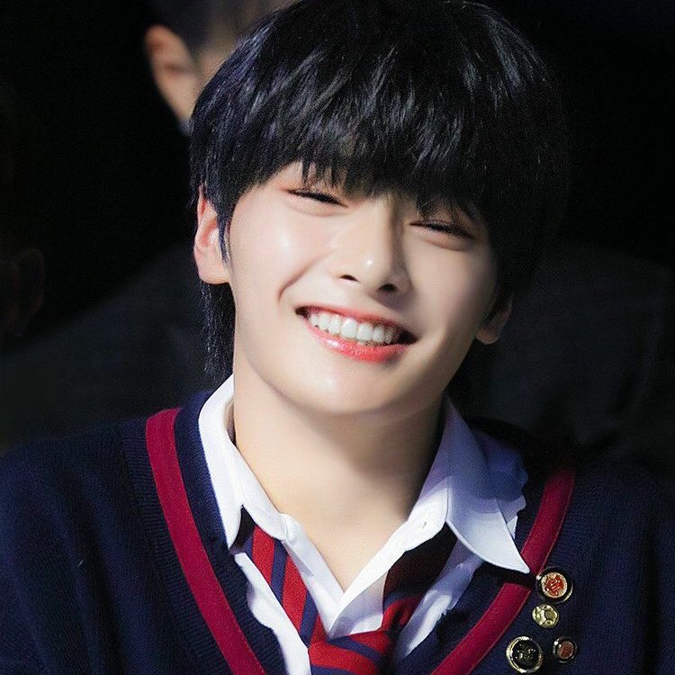 a short thread of jeongin smiling because he makes us smile 