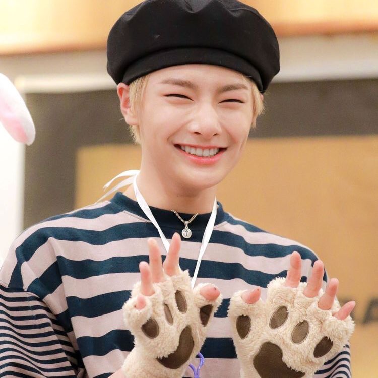 a short thread of jeongin smiling because he makes us smile 