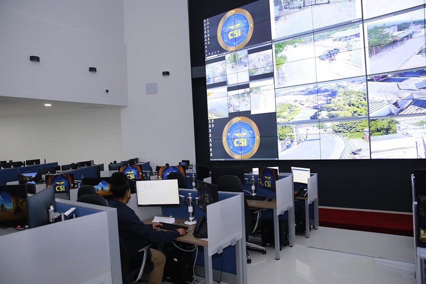 MDefensaRD's tweet photo. Al término del encuentro la comisión del CONEP visitó las instalaciones del Centro de Monitoreo C5i (Centro de Comando, Control, Comunicaciones, Computadoras, Ciberseguridad e Inteligencia).
#VisitasOficialesMide #C5i #ElMideTeInforma #ConepRD #FFAA 3/3 https://t.co/HXED3WhOB9