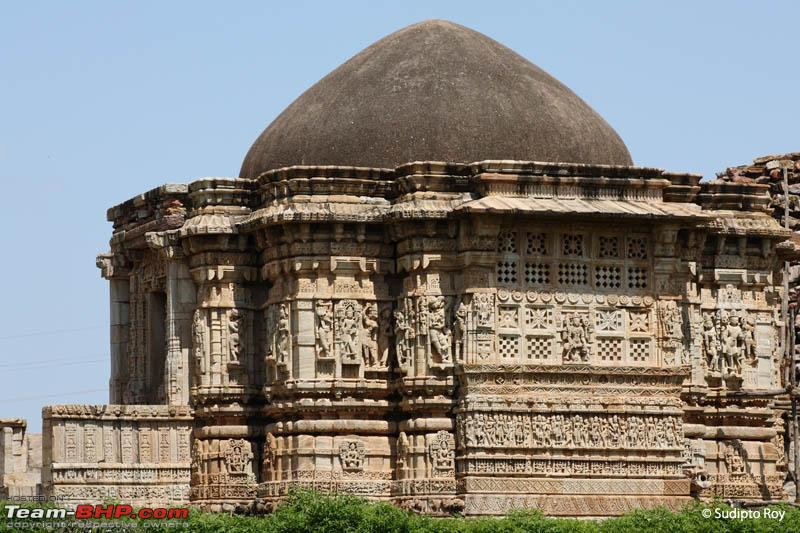 rishibagree's tweet photo. Stunningly beautiful walls...with an ugly looking dome ! 

This is an old Hindu temple in Chittor converted into a mosque by Mughals ... Will any Historian highlight this ???? https://t.co/k94EASx31m