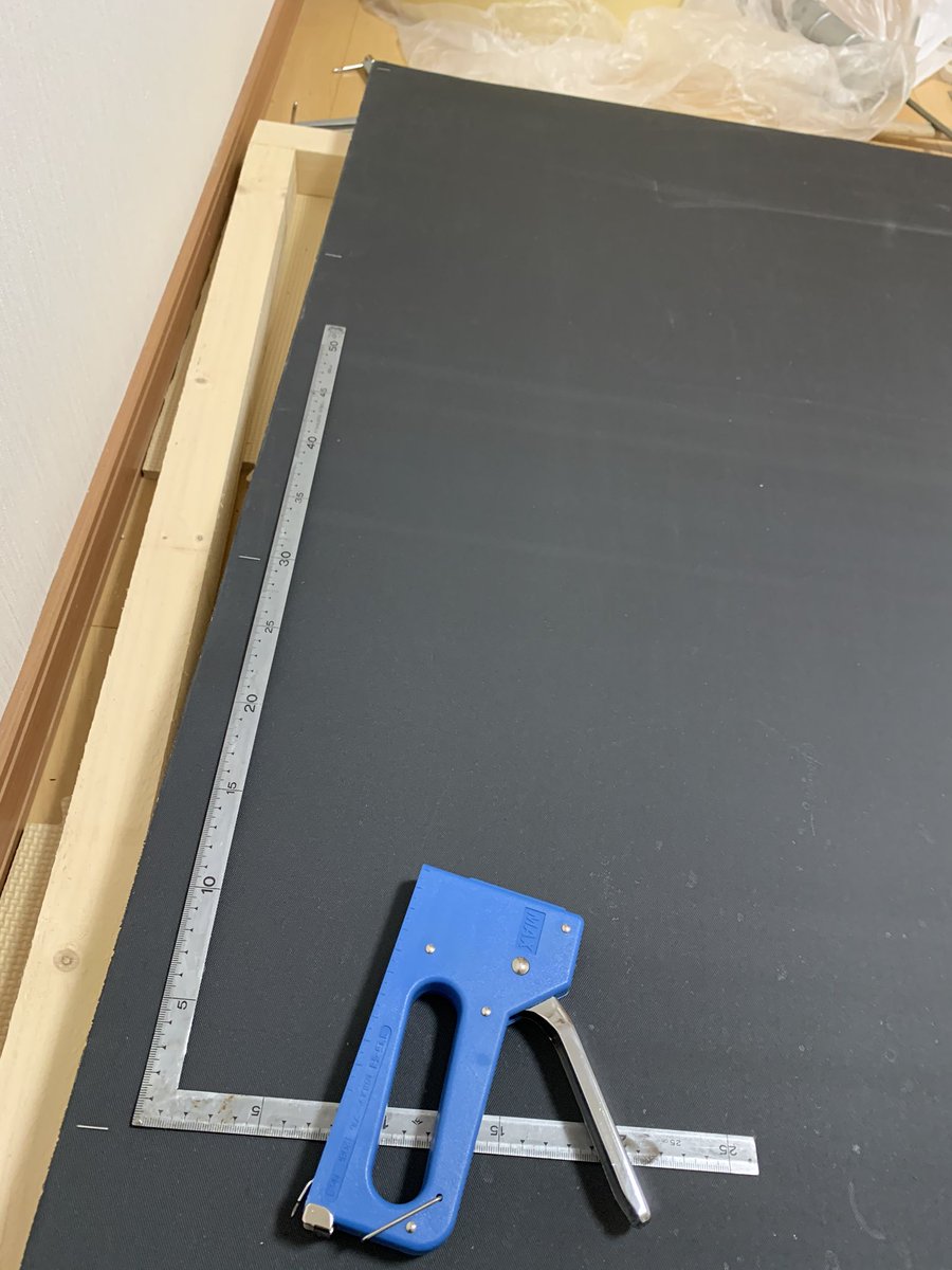 ちびまる 防音室作成日記 外壁となるmdfボードに遮音シートをタッカーで貼り付けていきます 30cm程度の幅で貼り付けていっています