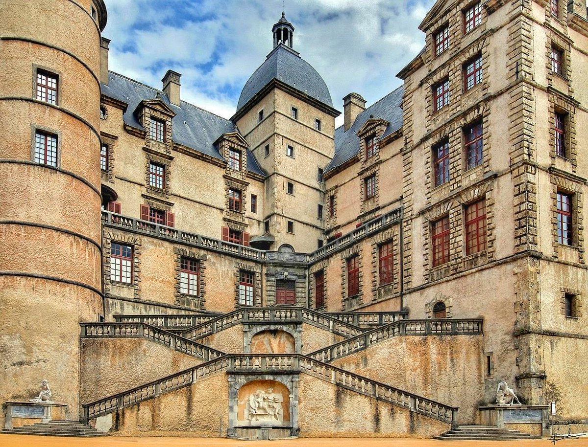 🏰🇨🇵 #DomainedeVizille est un parc de cent hectares dans lequel est situé le château Lesdiguières abritant le musée de la Révolution française. Le château du xviie siècle se dresse sur la commune de Vizille dans le département de l'Isère et la région #AuvergneRhôneAlpes.