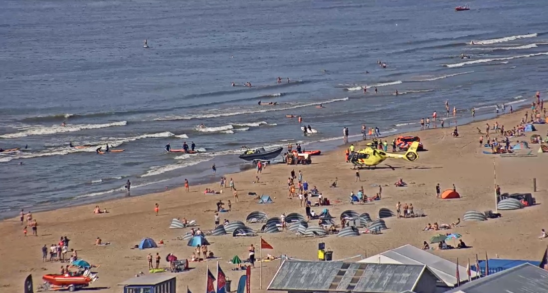 Traumahelikopter naar Zandvoort ter assistentie van ambulancedienst thv strandafgang Barnaart...