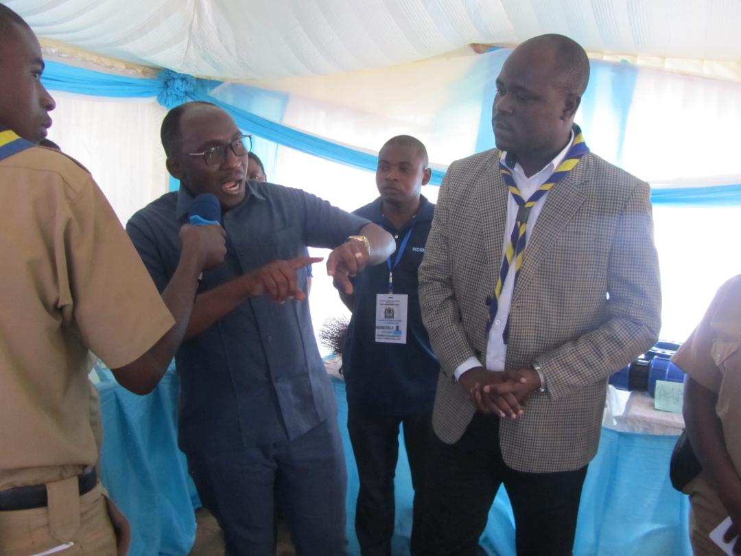 moruwasa1's tweet photo. Leo tarehe 4 Agosti, 2020 Mgeni rasmi katika maonesho ya Wakulima nanenane Naibu Waziri wa Maji Mhe. Jumaa Aweso alitembelea banda la MORUWASA ambapo ameishukuru Mamlaka kwa kuendelea kupambana na Changamoto ya maji kwa kubuni njia mbalimbali zinazotatua changamoto za maji. https://t.co/km2m17NPDN