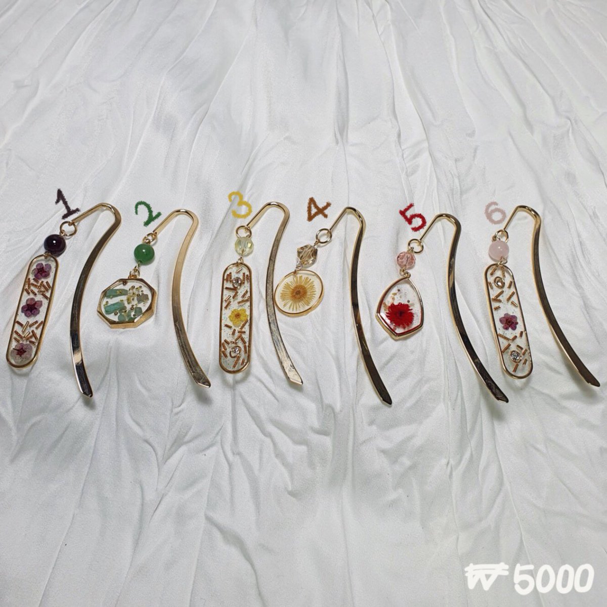 adore_ring's tweet photo. 뜬금없지만 오늘은 책갈피를 가지고 왔어요🌝🌝🌝💕

고즈넉한 분위기의 책갈피들입니다! 개인적으로 예쁜 책갈피를 책에 꽂아두면 다음에 책 읽으려고 책을 펴는 순간들이 더 설레더라구요😊

책갈피들은 정말 소량만 준비했기 때문에 빠른 주문 부탁드립니다~!🐯💜 https://t.co/2BC58jVNOm