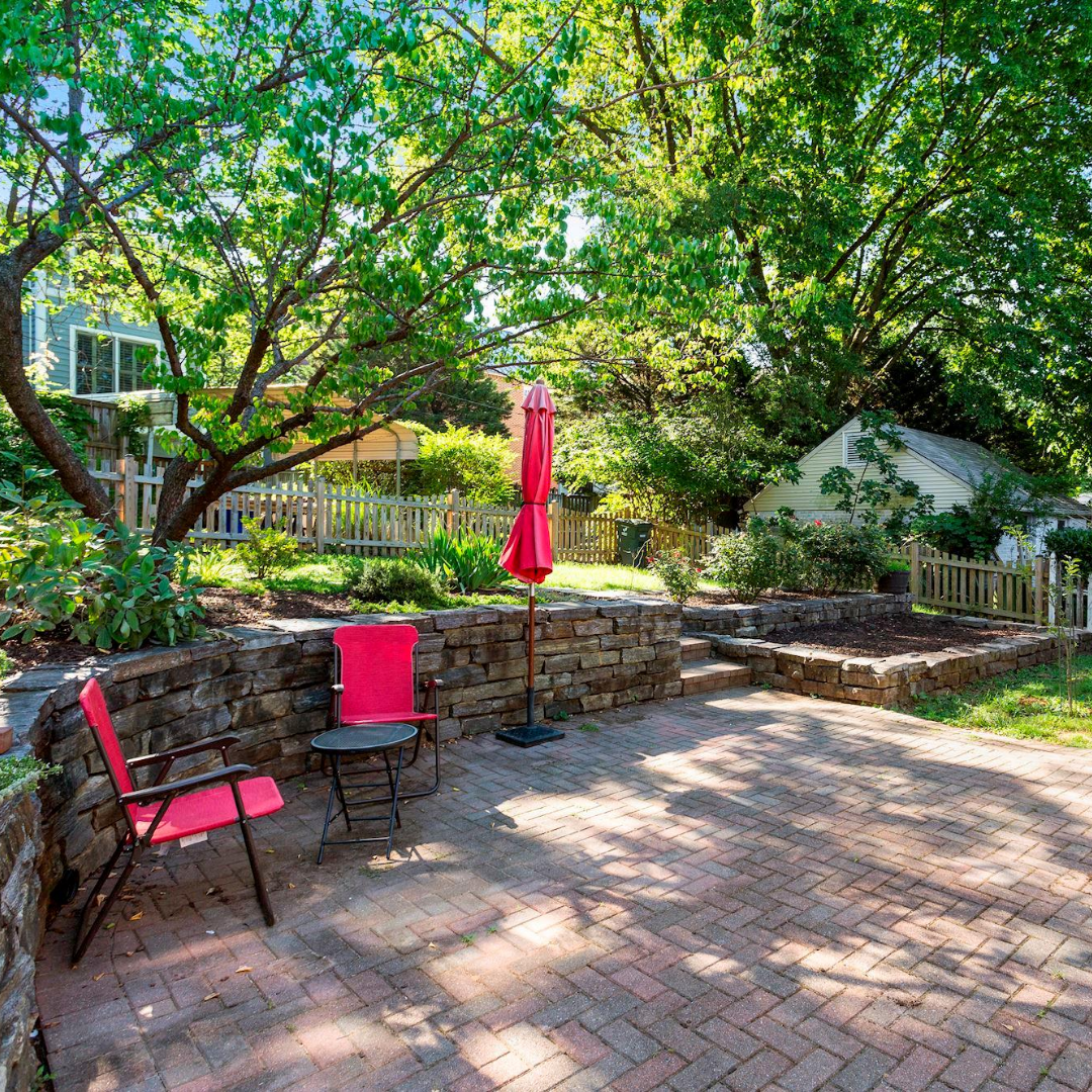 TSRhomes's tweet photo. Charming home 1 mile from Ballston &amp; across from Glebe Elementary! 🏠 Backyard paver patio surrounded by lovely fruit trees &amp; flowers! 🌷https://t.co/NmbUAFQ2C1.

#newlisting #justlisted #arlingtonrealestate #ballstonquarter #threestonesresidential #tsrhomes #listwithtsrhomes https://t.co/8os5SzcRyR