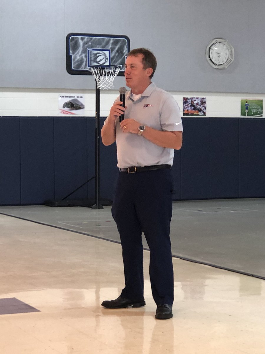 TweetDCS_LPS's tweet photo. We are beyond thankful for the strong leadership of @cory_uselton as we welcome a new school year! Thank you for stopping by LPS to give our teachers words of encouragement. #TeamDCS #LPSRocks #LeadingByExample https://t.co/xbCKX1KeZf