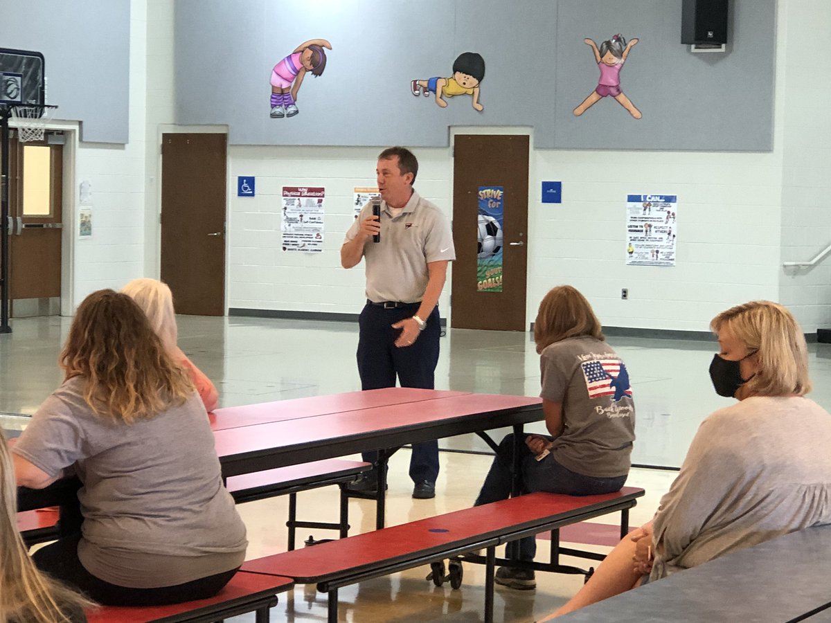 TweetDCS_LPS's tweet photo. We are beyond thankful for the strong leadership of @cory_uselton as we welcome a new school year! Thank you for stopping by LPS to give our teachers words of encouragement. #TeamDCS #LPSRocks #LeadingByExample https://t.co/xbCKX1KeZf