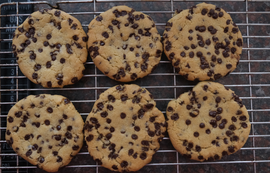 Boozy_Foodie's tweet photo. It is #ChocolateChipCookieDay #NationalChocolateChipCookieDay!  What better way to celebrate than with a batch of freshly baked choc chip cookies!  :D  (I must say, I just love this dark chocolate mini chips from Woolies!)  #ChocChips #ChocChipCookies @WOOLWORTHS_SA https://t.co/W9uwtkCUY2
