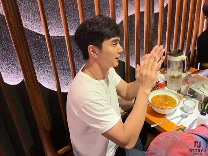 TCWDM_Updates's tweet image. Harry: Batiin ko lang sarili ko,

Happy birthday! Ang gwapo ko talaga. #selfsupport

#PatayinSaKelegsSiHarryBabe