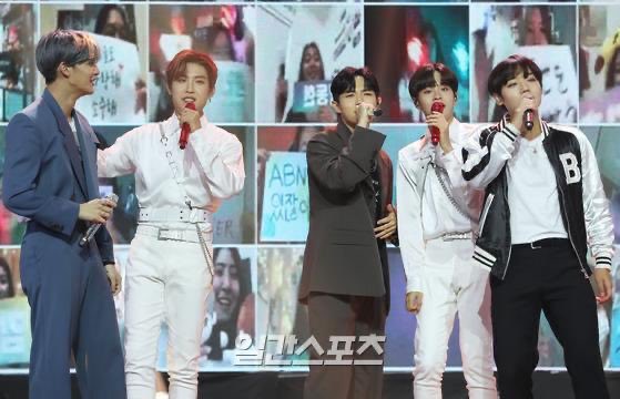 jayjaynuna's tweet image. 180804                                       200804

วันนี้เมื่อ​ 2​ ปีที่แล้ว​ #WANNAONE​ มีคอนที่กรุงเทพ​ วันนี้ในปีนี้​ พวกเขาก็กลับมาขึ้นคอนเสิร์ต​ด้วยกันอีกครั้ง​ มันเป็นความบังเอิญ​ที่ดีต่อใจมากๆเลย​ รักที่สุด​ ไม่มุฟอร