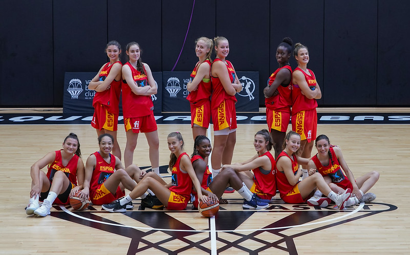 BaloncestoESP's tweet photo. Qué ganas teníamos de volver a DISFRUTAR 😃

Así está trabajando la #U18F 🇪🇸 estos días en @LAlqueriaVBC 👏

📷 GALERÍA ⬇
https://t.co/rQpfnaZm1H

#SomosEquipo https://t.co/Ye83caNJoG