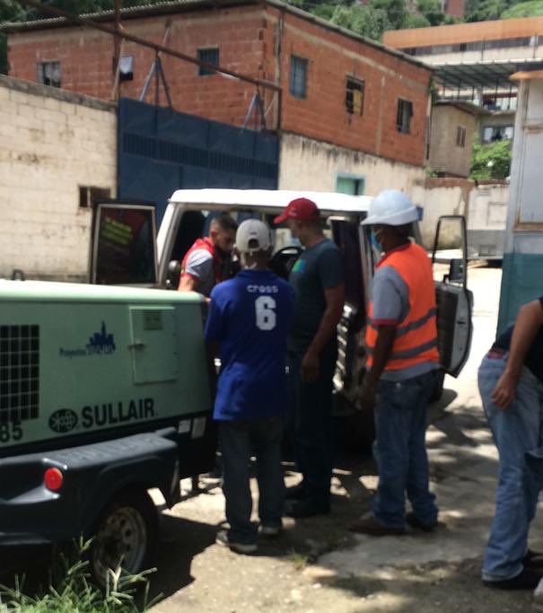 CClomasdelavila's tweet photo. Personal de @HidroCapital2 presente en la zona industrial de #PaloVerde en la reparación del bote de agua que allí se encuentra. Con este inicia las reparaciones de los botes de agua presentes en la comunidad. https://t.co/vUSFEtdJmE