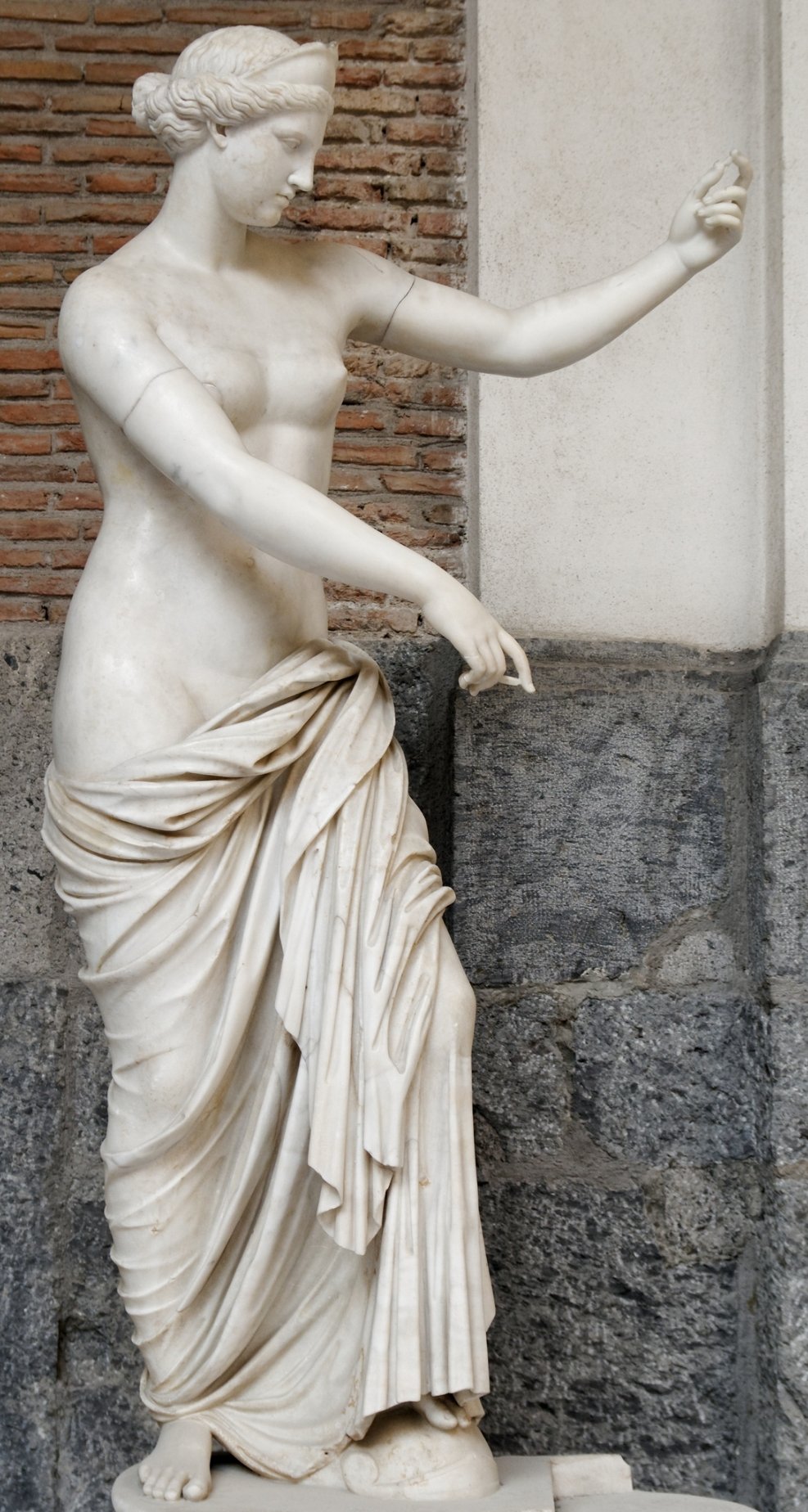 SpartiatisΣπαρτιατης on X: Aphrodite (Roman - Venus) of Capua. 2nd CE AD  Roman copy of a 4th CE BC Greek original attributed to Lysippos.  Aphrodite, the goddess of beauty, wearing a stephane (