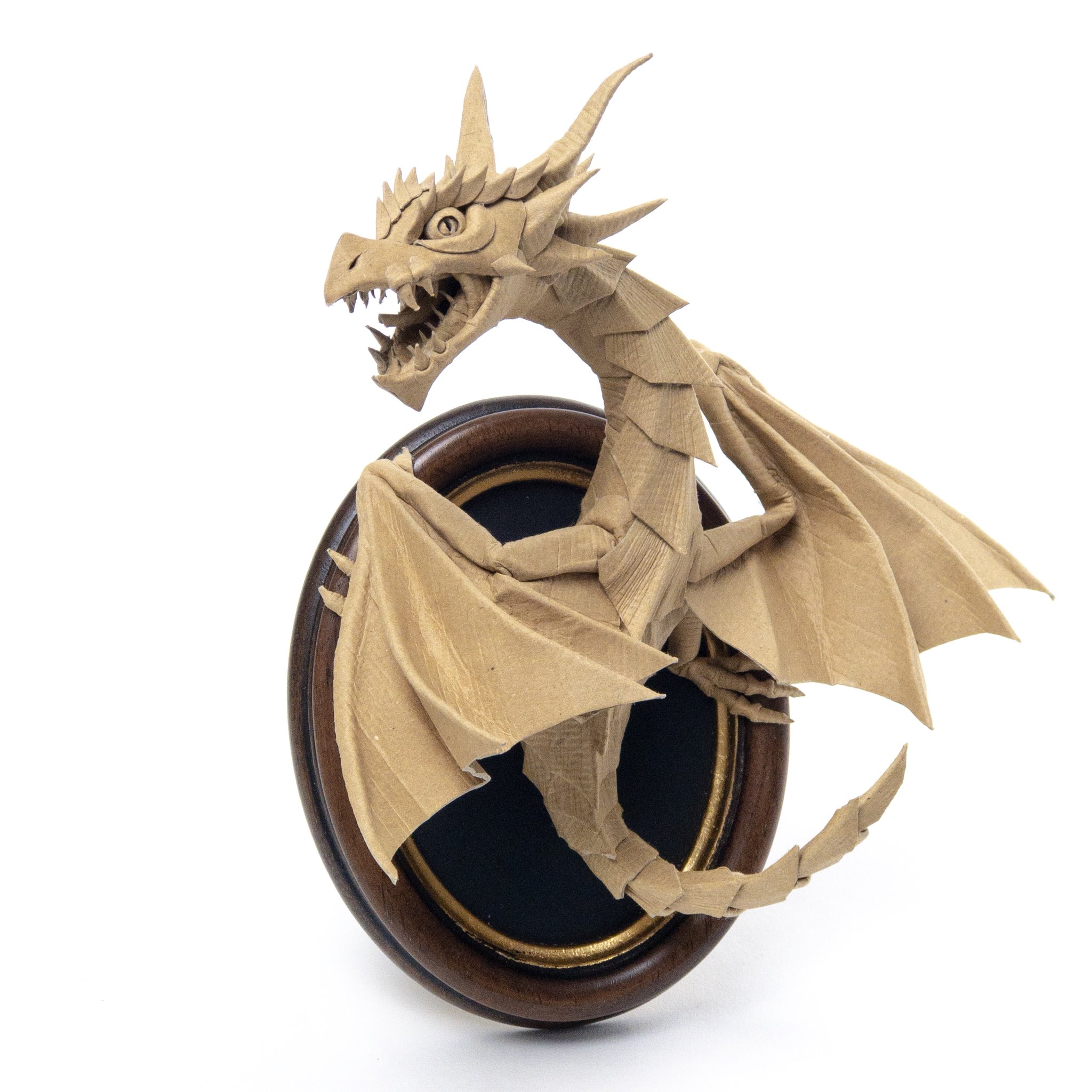 Twitter 上的 オダカマサキ オドンガー大佐 ダンボールドラゴン ワイバーンタイプ イタズラが好きな個体 大きく発達した翼により高い飛翔能力を持ち 一度逃げると捕まえるのは困難 大好物のアレで手懐けよう 額にとまらせて造形しました 卓上置き 壁掛け可能