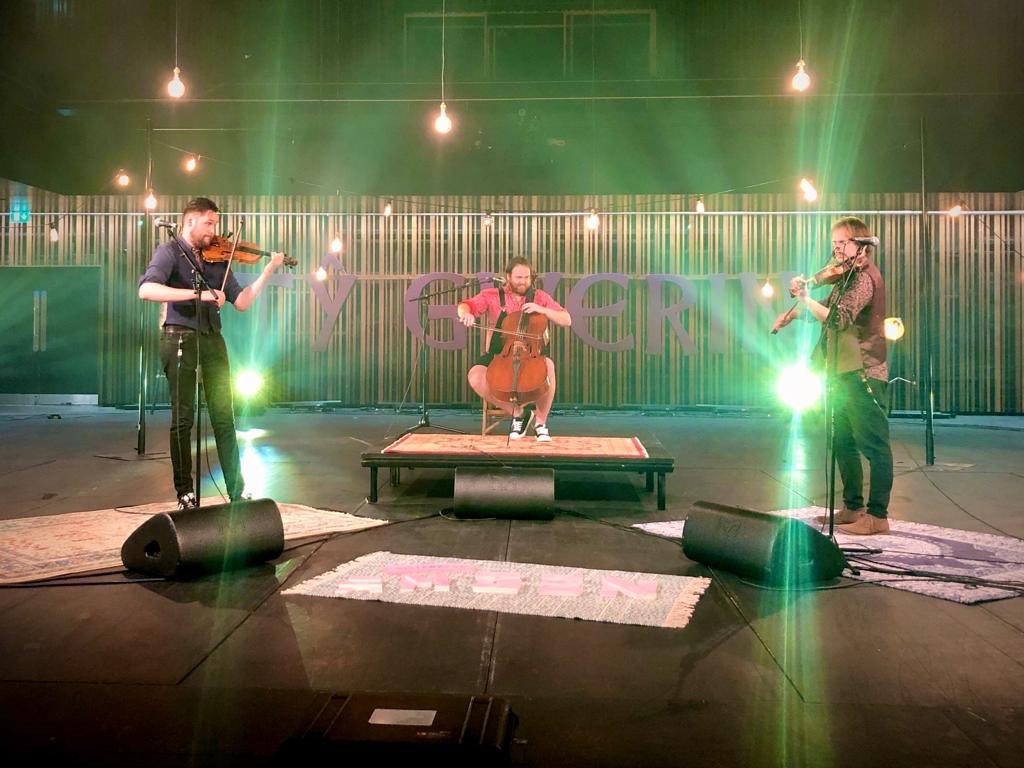 Vrï: Tŷ Gwerin o Bell nos Iau <a href="/eisteddfod/">eisteddfod</a> <a href="/BBCRadioCymru/">Radio Cymru</a> @VriOfficial <a href="/Celf_Cymru/">Cyngor Celfyddydau Cymru</a> <a href="/PontioTweets/">PontioTweets</a>