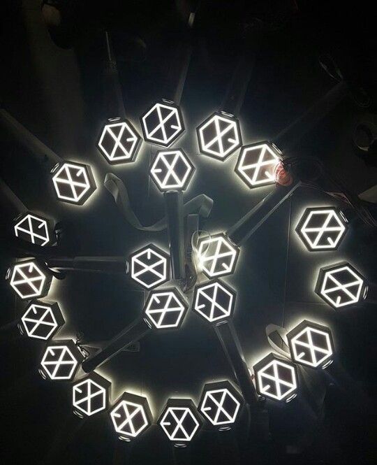 taurshun's tweet photo. 지금 그리고 영원히 함께,그들과 함께 ... 엑소❤ @weareoneEXO #6YearswithEXOLove
#HappyEXOLDay
#엑소엘_6살_축하해 https://t.co/ucJxtXp2Ci
