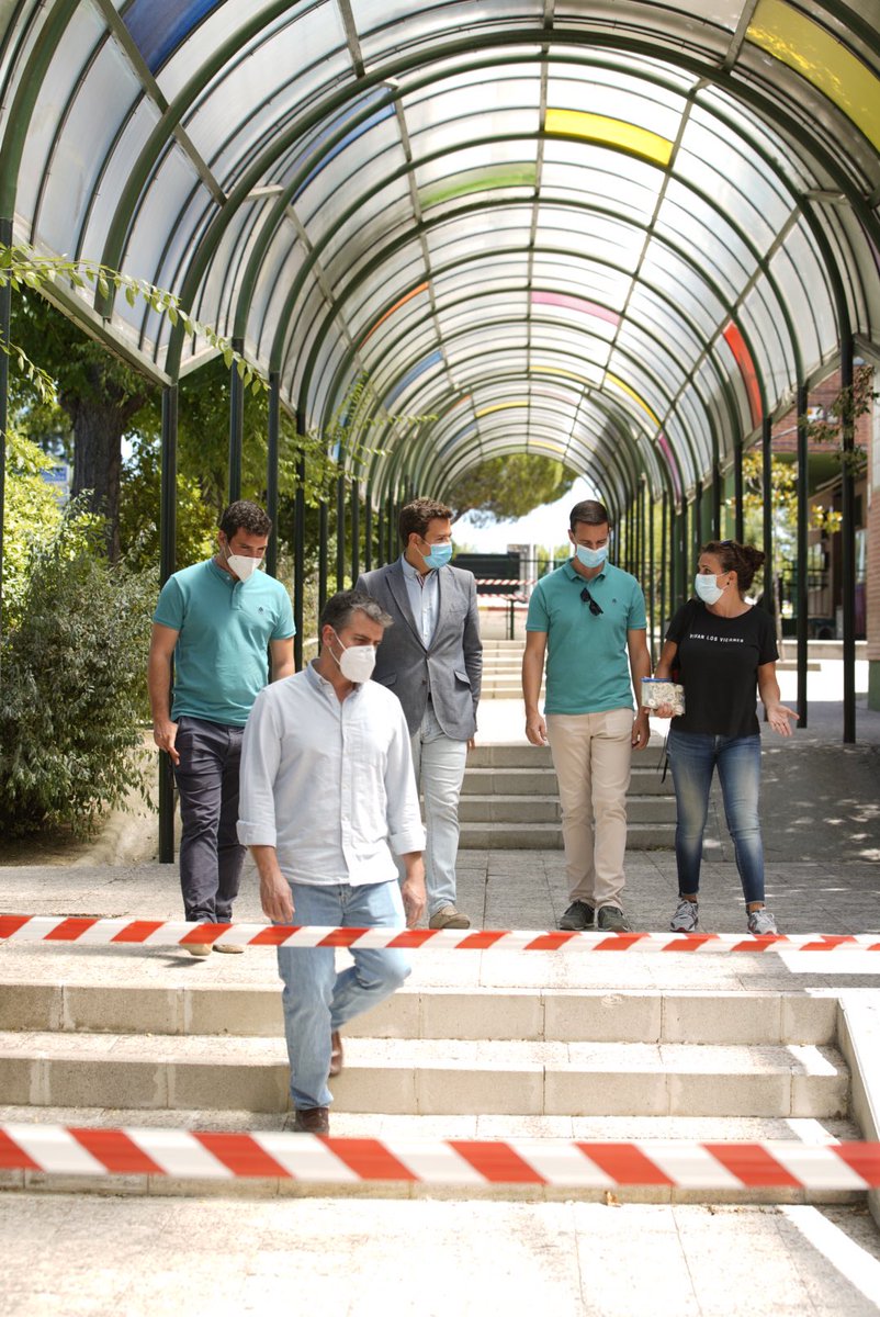 jdelauz's tweet photo. Esta mañana hemos visitado algunas de las obras que están en marcha este verano en #LasRozas 

✅ Mejoras en acerado y acceso al colegio Bérriz de Molino de la Hoz.

✅ Reformas en el colegio Fernando de los Ríos. https://t.co/Z0LSA6E1BR