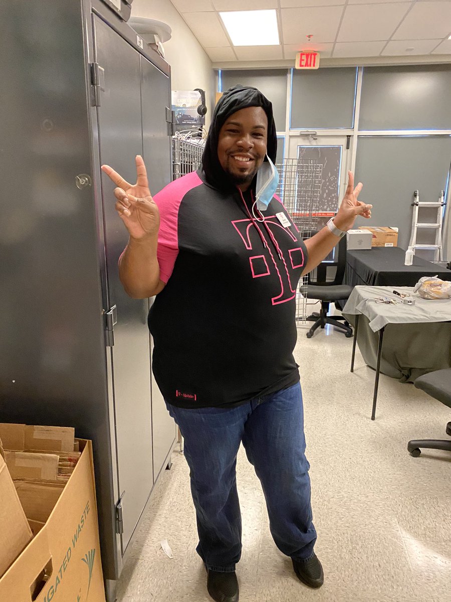 stingermick7212's tweet photo. Our ASM showing some TMO love. @Hs1Sprint @tglover187 #tmobile #bemagenta https://t.co/KgRPyKWuh3