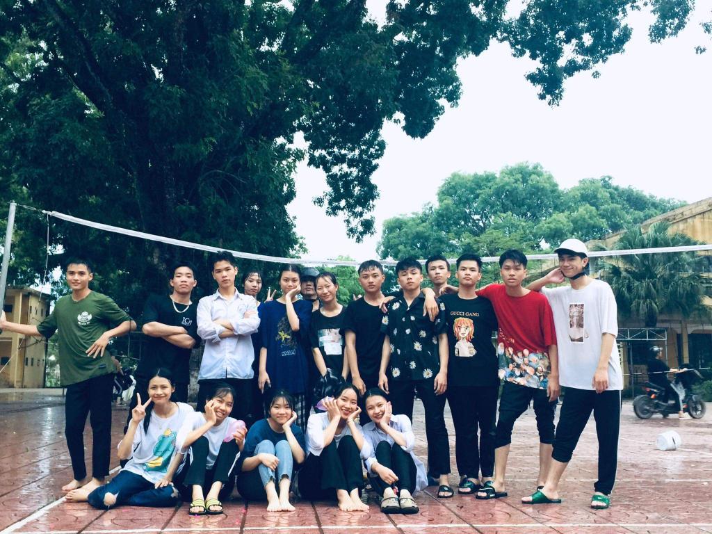 nhung16080295's tweet photo. Buổi học cuối cùng của chung tớ.
Là buổi học cuối của thời cấp 3✌️hôm nay vui lắm.
Thế là kết thúc thời học sinh thật rồi! Nhớ lắm💛
#thptlucnganso1 #chucthitot https://t.co/cJg0dP8ZcB