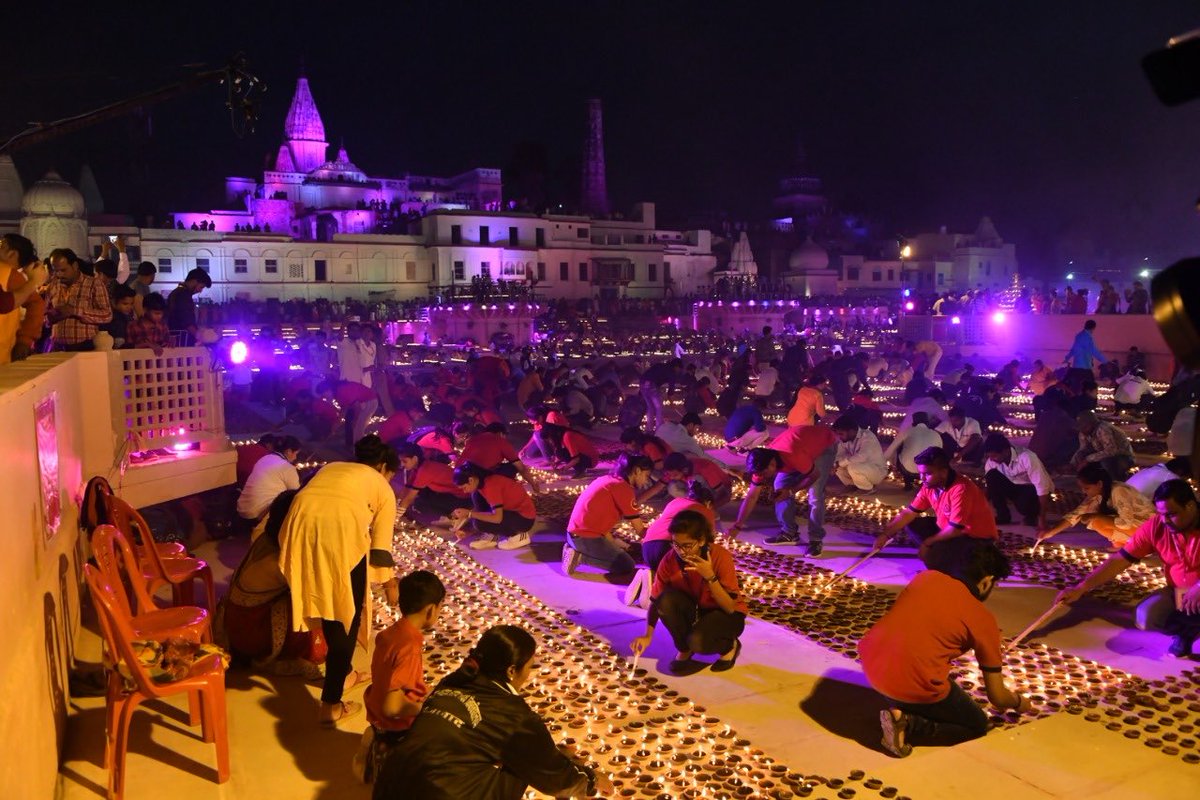 राम तुम्हारा नाम कंठ में रहे,
हृदय जो क़ुछ भेजो, वह सहे,
दुख से त्राण नहीं माँगूँ।
मांगू केवल शक्ति दुःख सहने की,
दुर्दिन को भी मान तुम्हारी दया 
अकातर ध्यान मग्न रहने की 
- दिनकर 
🙏🙏🙏
#AyodhyaBhoomipoojan #सबके_राम,<a href="/ArvindK63175309/">Arvind Kumar Singh</a> <a href="/kamalyadav77/">KAMAL YADAV 🇮🇳</a> <a href="/ArvindK63175309/">Arvind Kumar Singh</a>