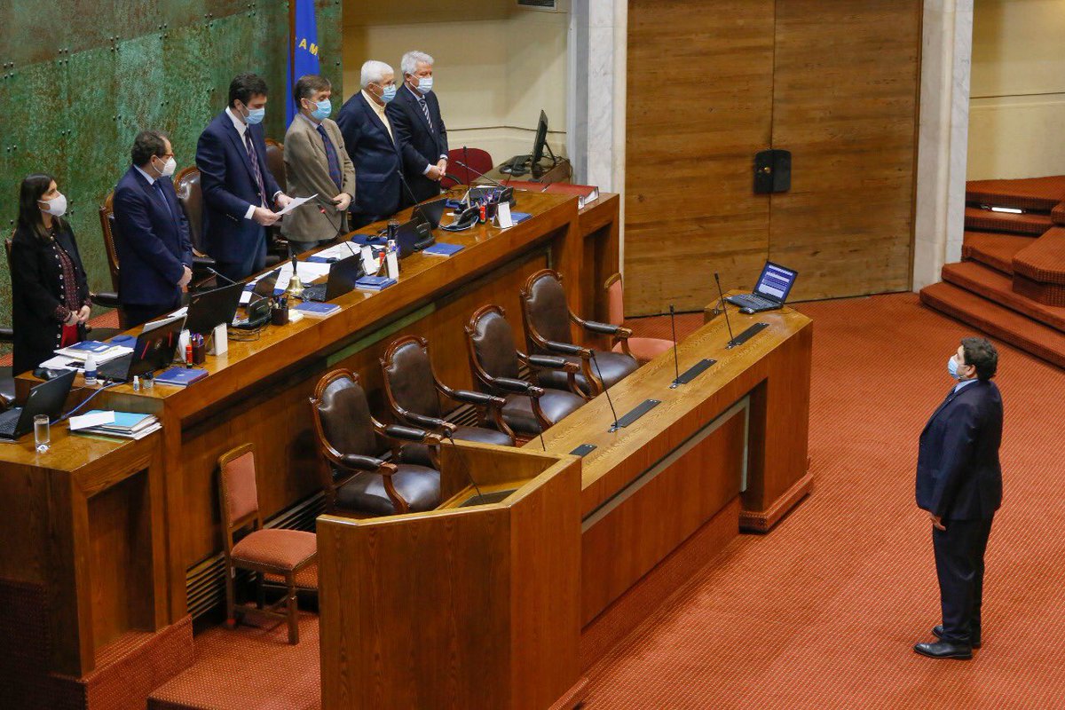 GTorresFerrari's tweet photo. Nuestro Ministro de Defensa @desbordes acompañando en el Congreso Nacional a @camilomoran en su juramento como nuevo Diputado por el Distriro 8. 
#GraciasMario #ExitoCamilo https://t.co/X81uNyI9jI