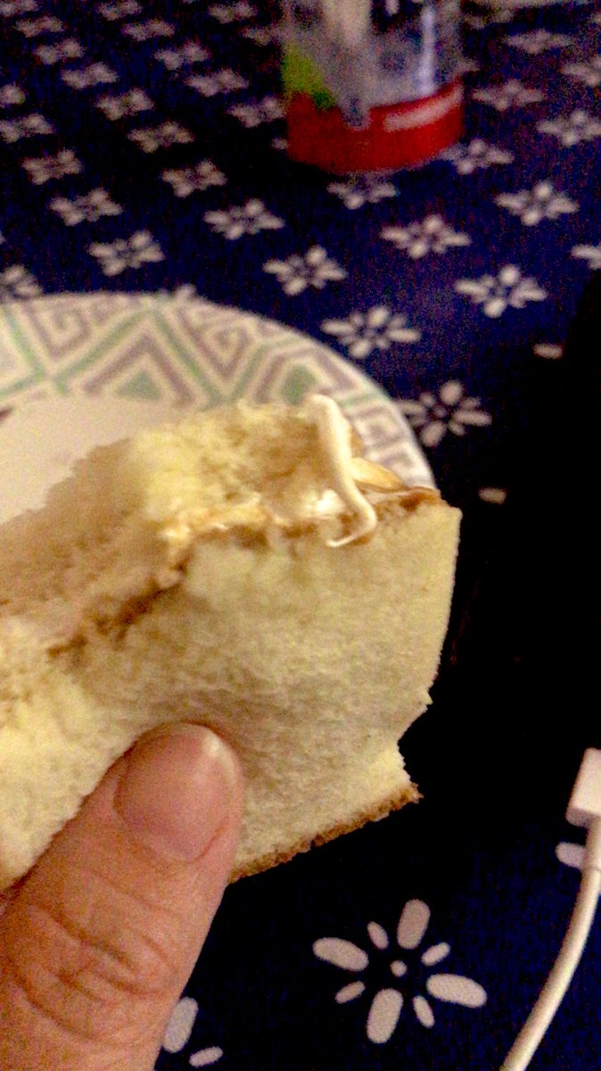 cpowers2009's tweet image. Pandemic, hurricane, power out. Time for #fluffernutter for lunch.