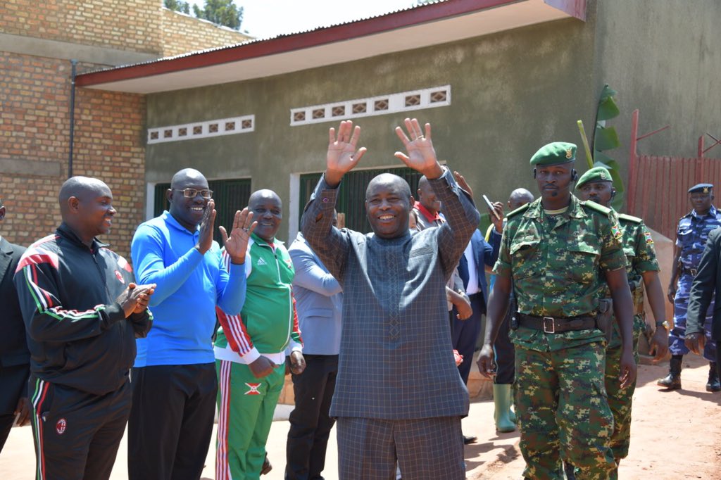 NtareHouse's tweet photo. #Burundi Le Chef de l'Etat S.E @GeneralNeva a ensuite procédé à l'inauguration d'une Agence du Fonds de solidarité des Travailleurs de l'Enseignement (FESTE) avant de se joindre à la population de Buhoro, commune Gashikanwa, dans les travaux de pavement de l’Ecofo de Buhoro. 2/3 https://t.co/CZfXHiJOCm