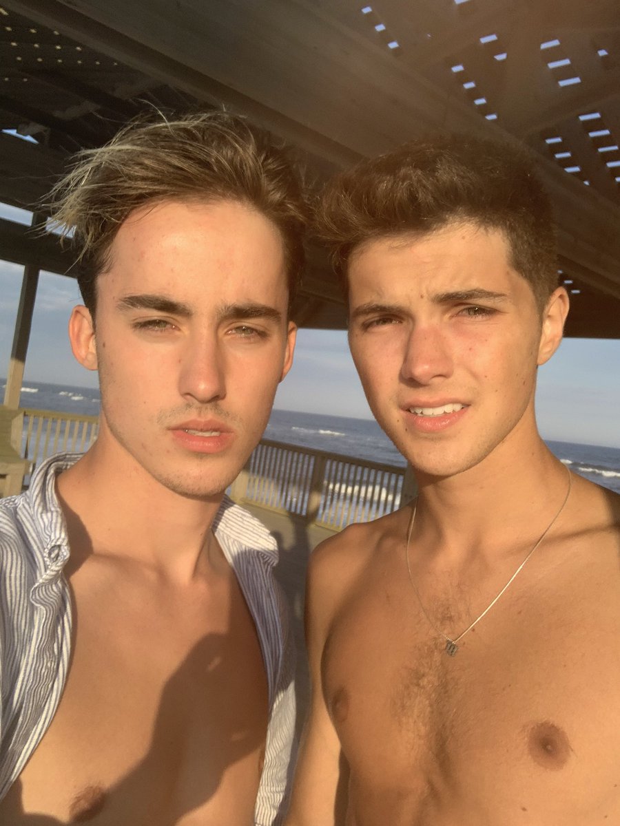 WhereMyAngels's tweet image. Left Twix or Right?? 🤷🏼‍♂️