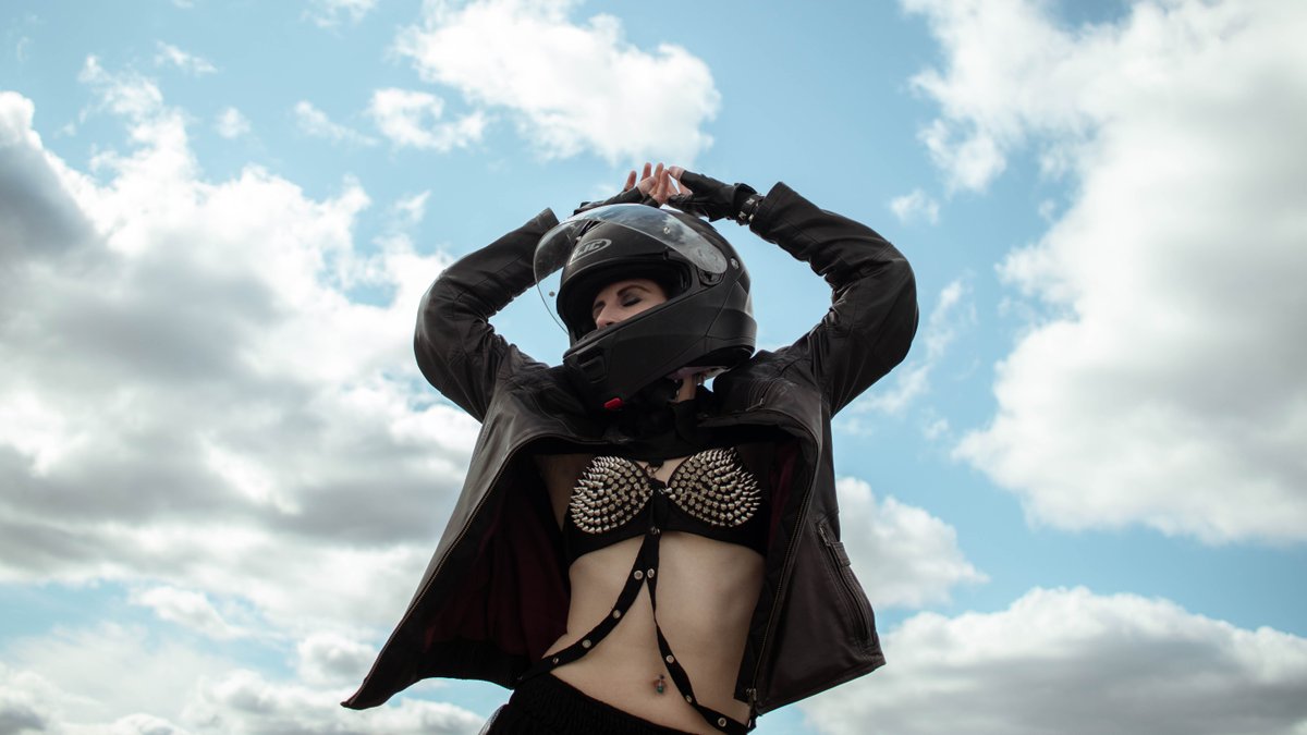 FkGarland's tweet photo. Untethered

photographer: @colorofdusk
hmua: @f.k.garland
location: Waterford, CT
c. March 2020
.
.
.
.
.
#motorcyclehelmet #gothmodel #punkgirl #ethereal_moods #quietthechaos #hjchelmets #fingerlessgloves #prequarantine #womanphotography #photooftheday https://t.co/ZlS2lVjyLD
