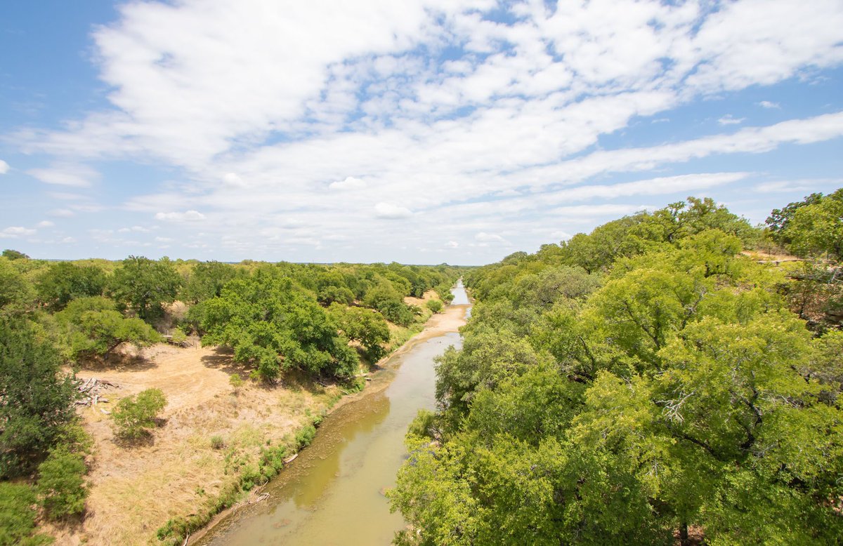 StaciOtts's tweet photo. If you want to take a country drive through central Texas you can enjoy driving or walking over this suspension bridge above the Colorado River near San Saba about 35 miles south of Brownwood #RegencyBridge #sansaba #texascountry https://t.co/uy6oo1GfyU