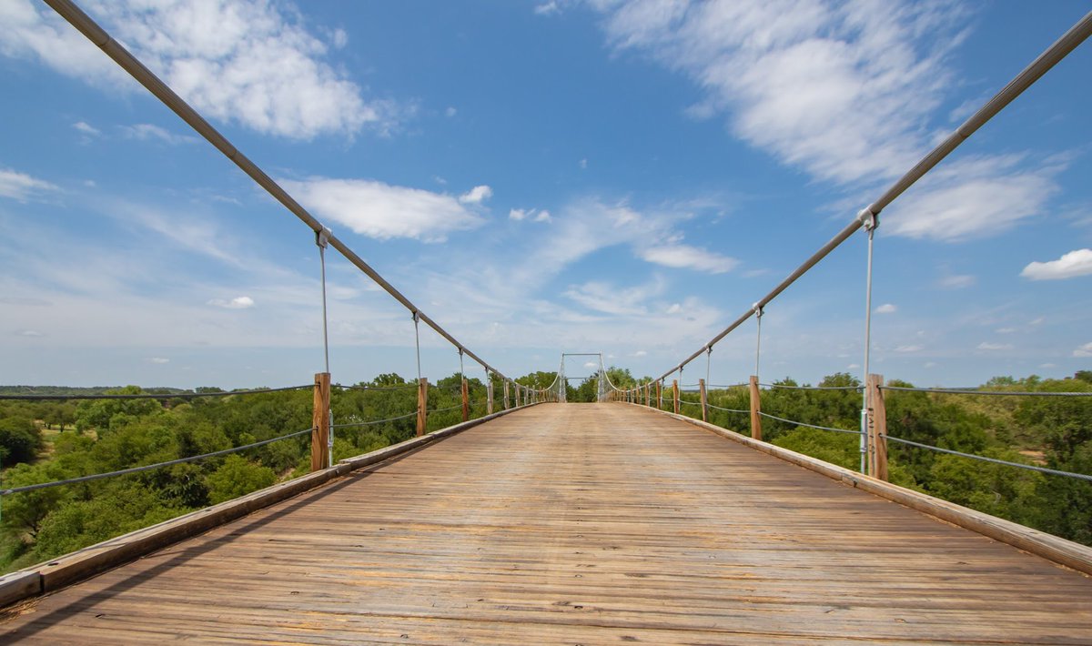 StaciOtts's tweet photo. If you want to take a country drive through central Texas you can enjoy driving or walking over this suspension bridge above the Colorado River near San Saba about 35 miles south of Brownwood #RegencyBridge #sansaba #texascountry https://t.co/uy6oo1GfyU