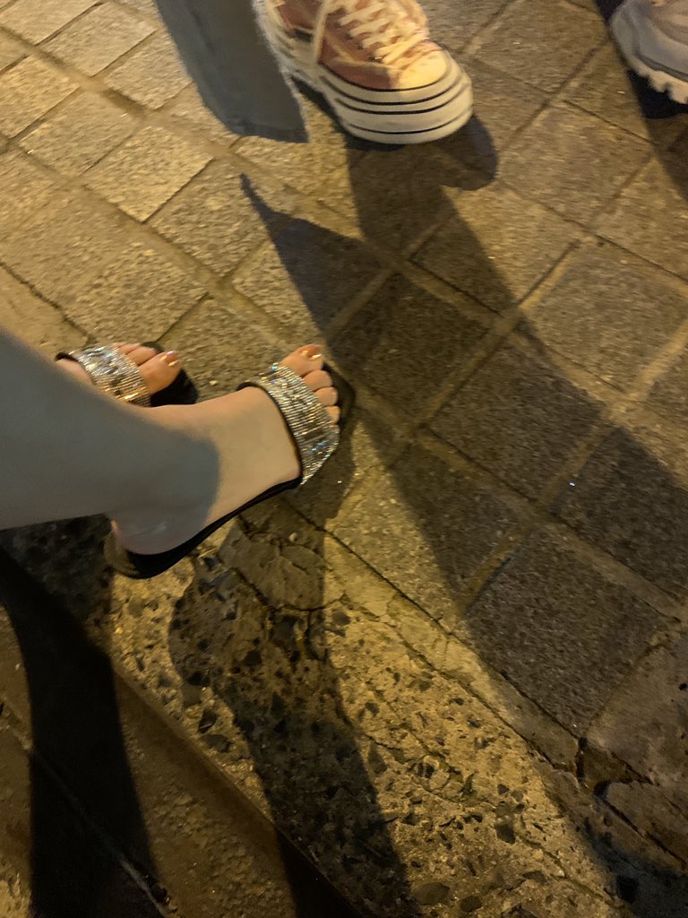 路上遇到一只精致的小脚，34码吧，你们猜有没有后续呢？去看我的微密圈就知道了～ https://t.co/5QBOCLccxF